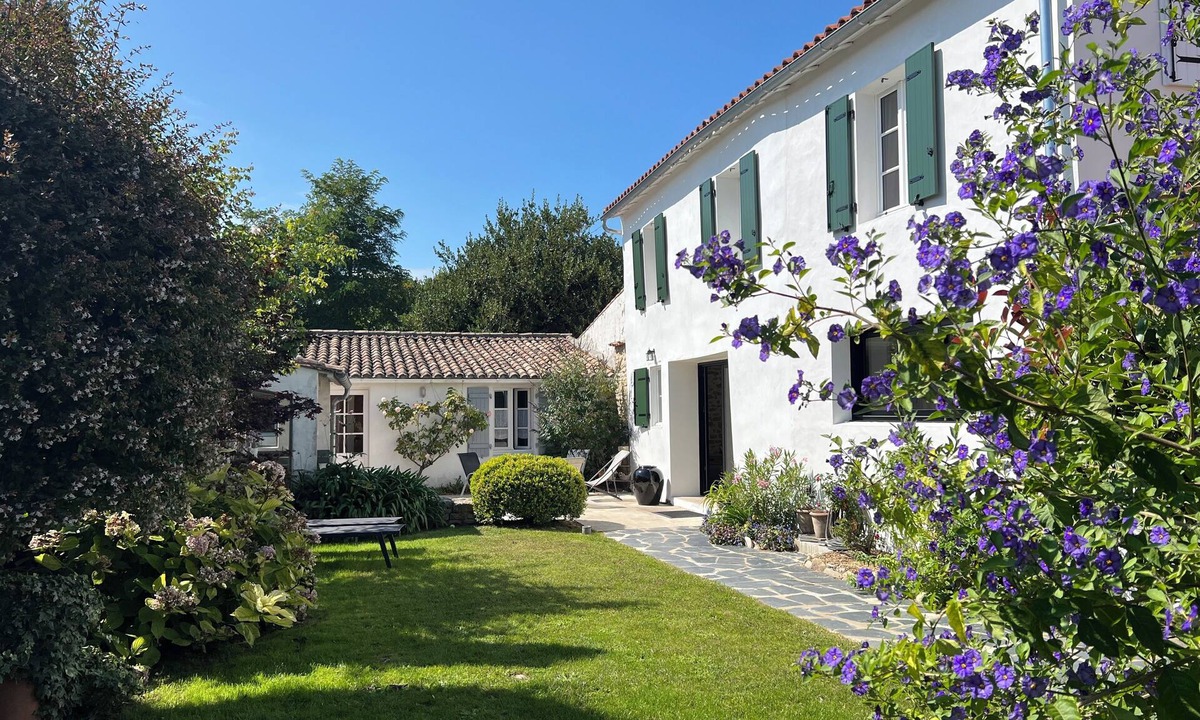 Loix House | Loix- Jolie Maison de Village Pour 8/10 Pers, Rénovée, Jardin, 200m de la mer