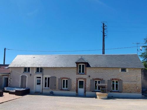 Moulins-sur-Yevre House | Longère cosy chic près de Bourges avec piscine, clim, WiFi et parking - FR-1-586-42
