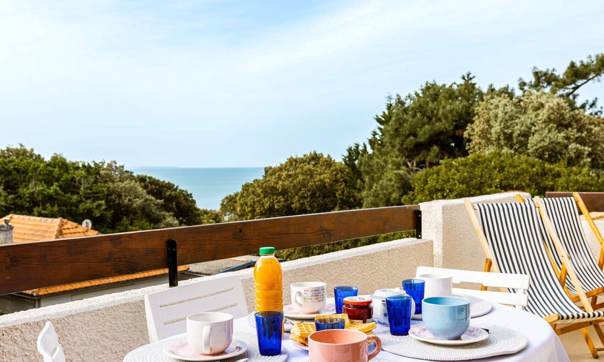 Saint-Palais-sur-Mer Apartment | Lovely apartment for 5 guests with WIFI, TV and balcony