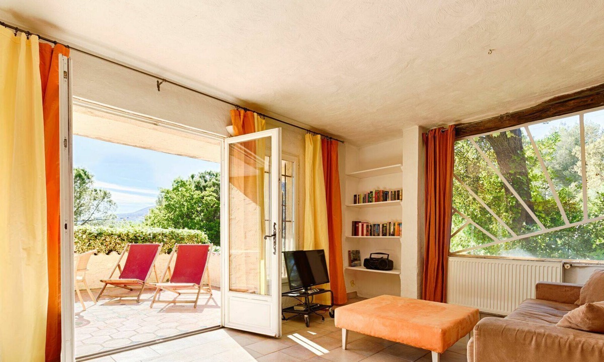 Vence Villa | Lovely apartment in villa for 4 guests with pool, WIFI, TV, terrace, pets allowed and parking