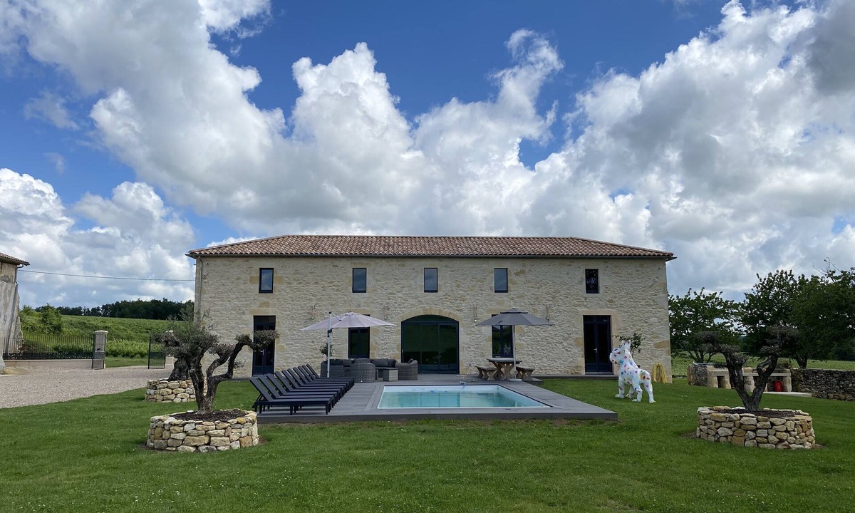 Saint-Quentin-de-Caplong House | Luxury French Wine Estate | Heated Pool, Hot Tub, and 5 Suites Near Saint-Émilion
