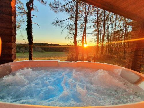 Les Farges House | Magnifique chalets en rondins avec SPA et Tipis en plaine Nature Environnement ressourçant au calme vue imprenable Lascaux SPA non disponible juillet et aout