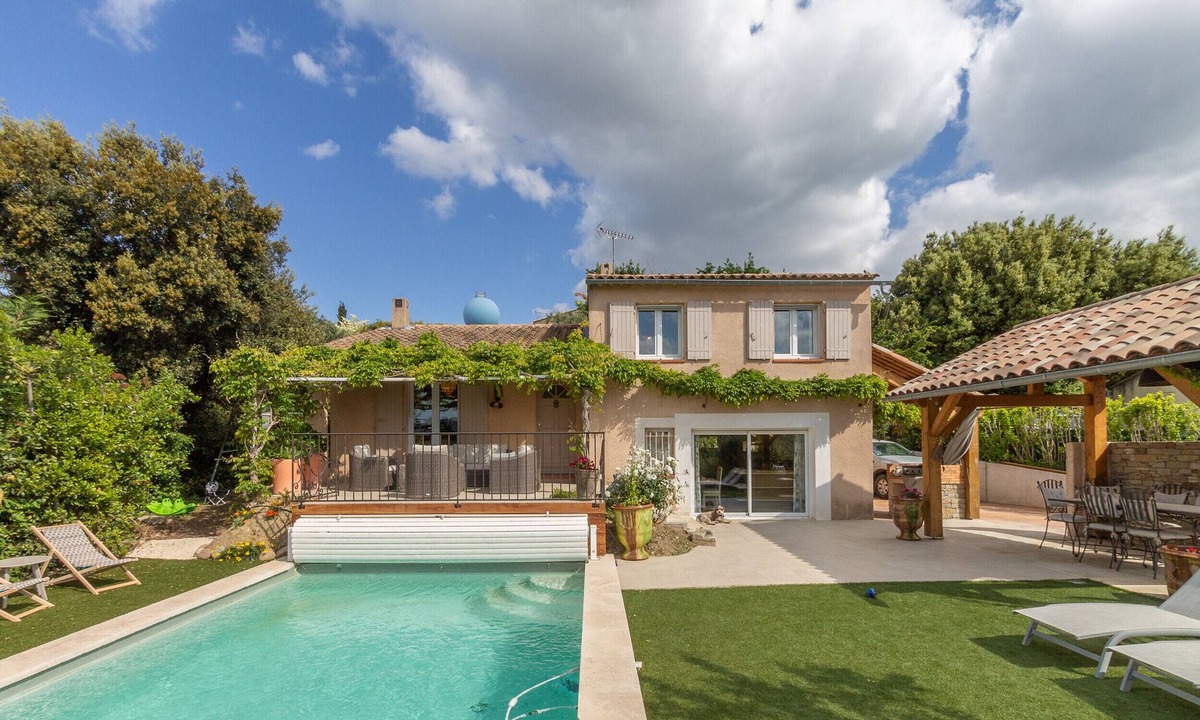 Eyragues Villa | Maison Beally - Charming holiday home with private pool for 8 persons in Eyragues.