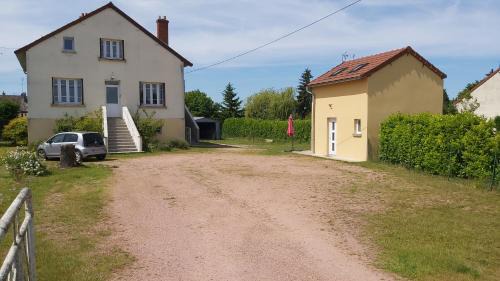 Paray-le-Monial Apartment | Maison comprenant Appartement 6 couchages parking gratuit proche centre ville