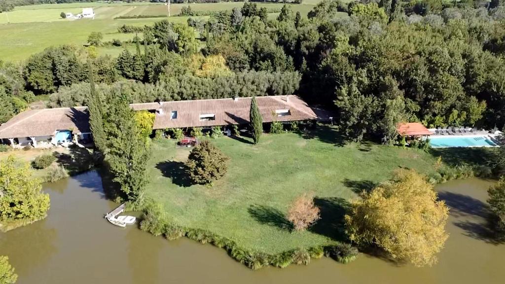 Arles Villa | marais de capeau