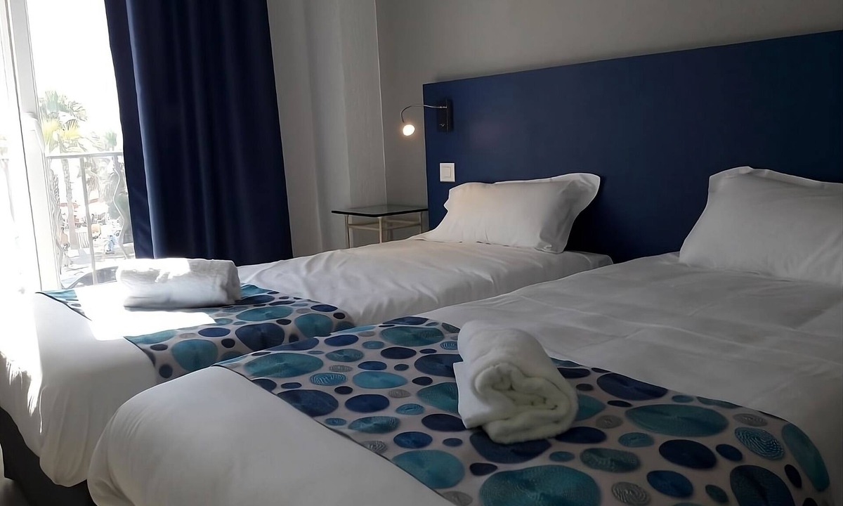 Six-Fours-les-Plages Hotel | Mediterranean Retreat with Views of Six-Fours Bay