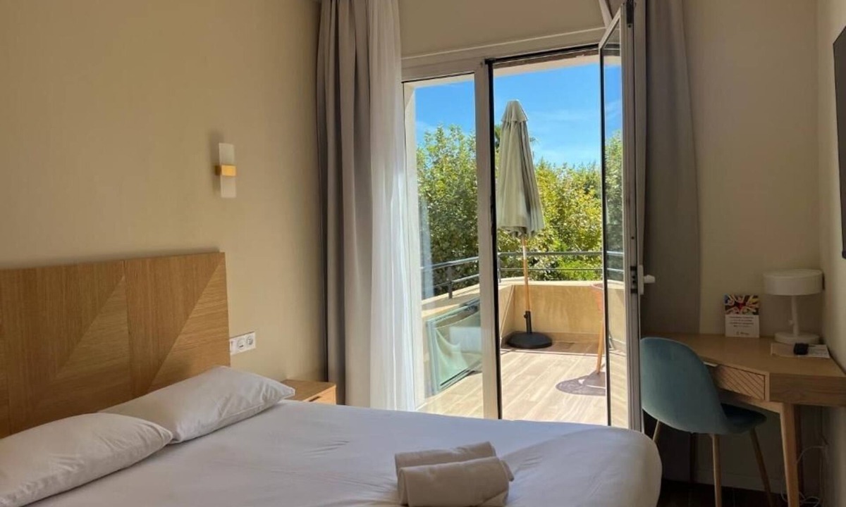 Sanary-sur-Mer Hotel | Mediterranean Terrace Stay Close to Boat Tours, Marina & Coastal Walks