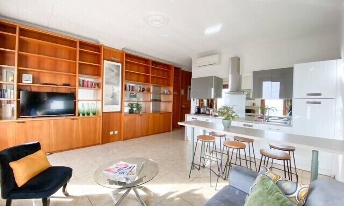 Le Suquet Apartment | Meynadier Vieux Port Mairie: Cannes, 2 BDR apt with balcony and sea view
