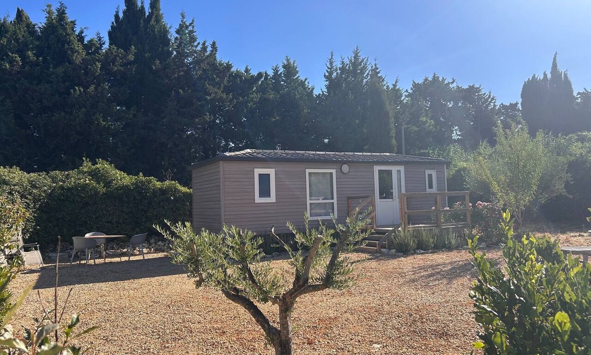 Eyragues House | Mobile Home "In Provence" with Private Terrace, Wi-Fi, and Air Conditioning