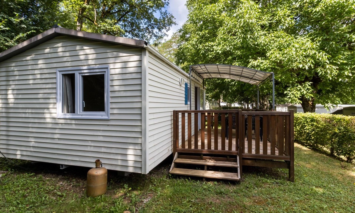 Saint-Pompont House | Mobile Home 'Le Chene' with Shared Pool, Private Terrace and Private Garden