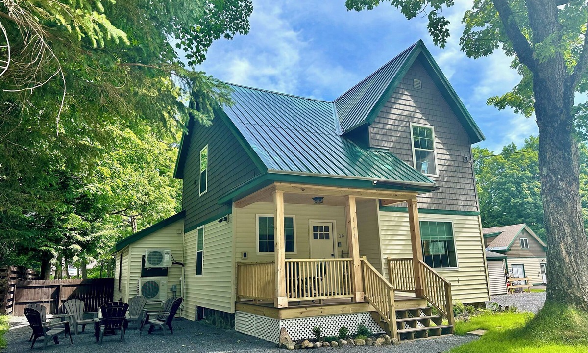 Town of Webb House | Modern ADK-style 3-bedroom house in Old Forge with AC, WiFi, Pool! Walk to town!