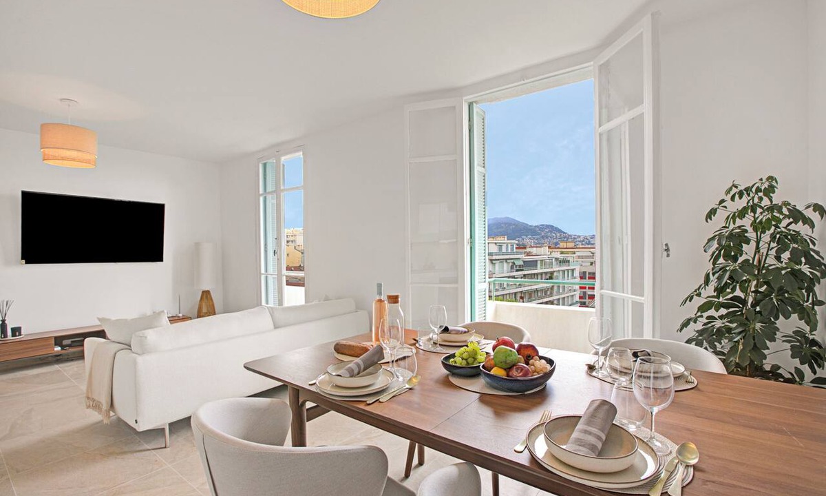 Les Baumettes Apartment | Modern Apartment With City View, Nice, France