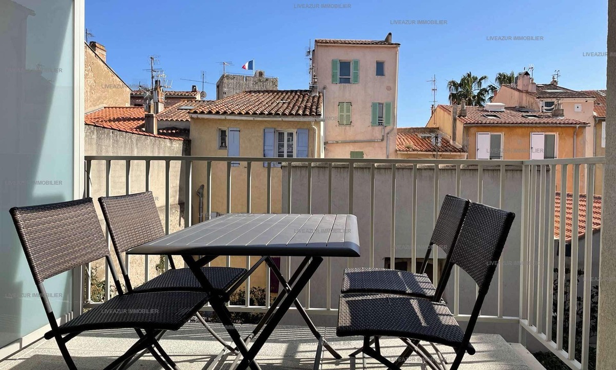Sanary-sur-Mer Apartment | Modern two-room apartment with all comfort in the city center, shops and beach on foot for 6