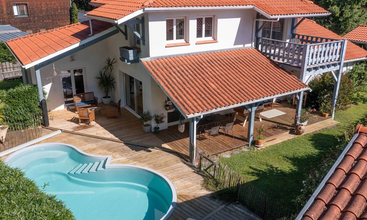 Biscarrosse Villa | Modern villa in Biscarrosse - 5 bedrooms, heated pool, near lake, cycling path