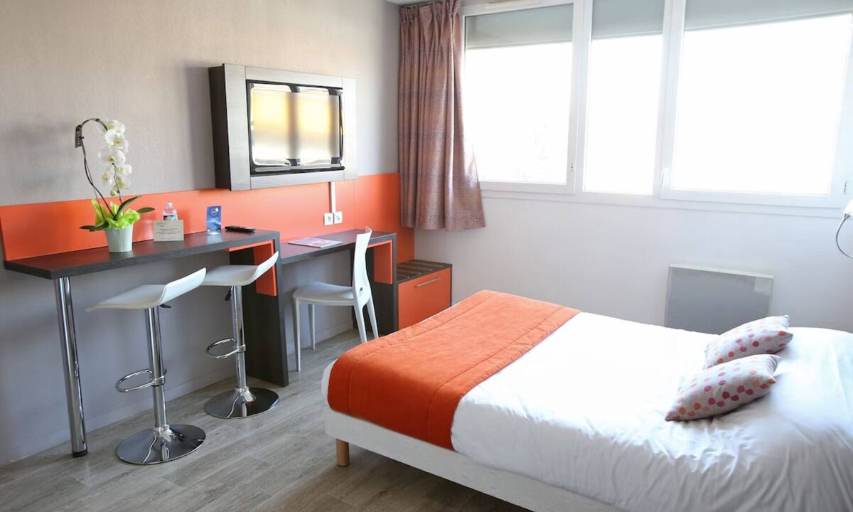 Chevilly-Larue Hotel | Paris Area Studio Near Villejuif Metro, Shops and Local Restaurants