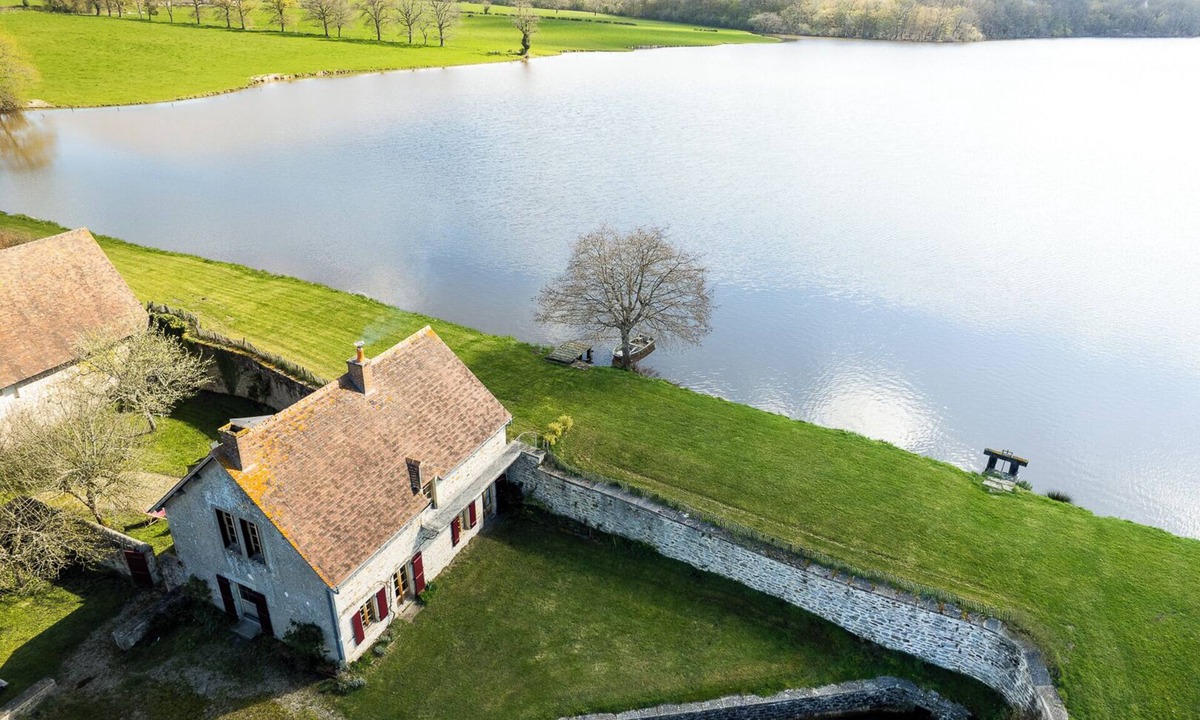 Toury-sur-Jour Cottage | Pond, Forest, boat