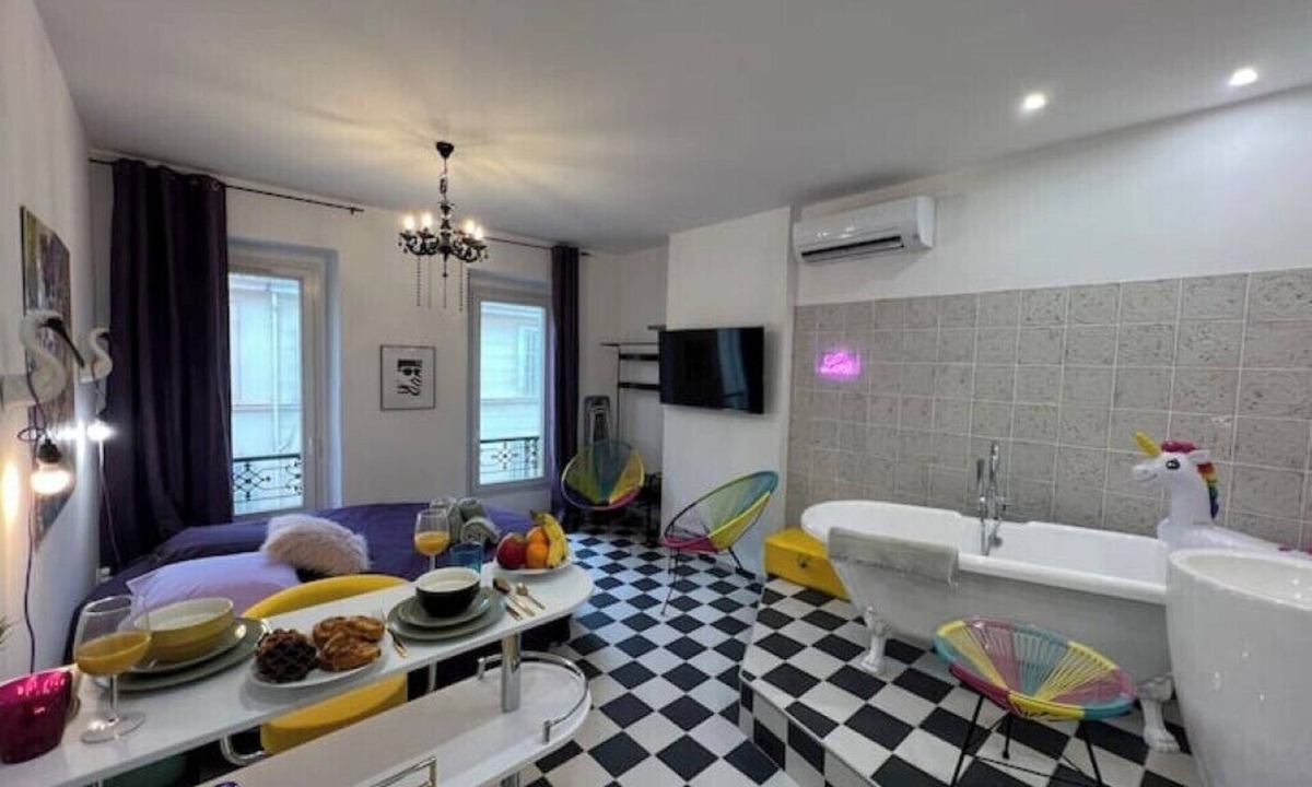 Le Camas Apartment | Pop Art