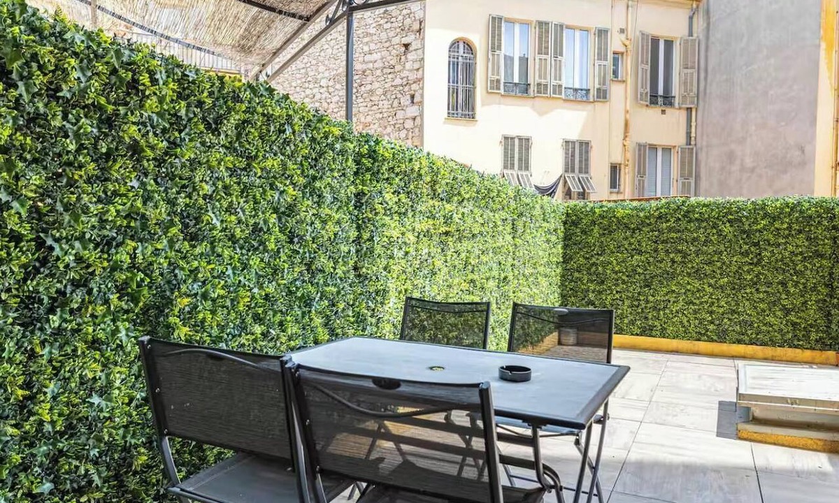 Old Town Apartment | POSITIONED ON THE ICONIC PLACE GARIBALDI,IN THE MOST VIBRANT &HISTORIC SQUARES