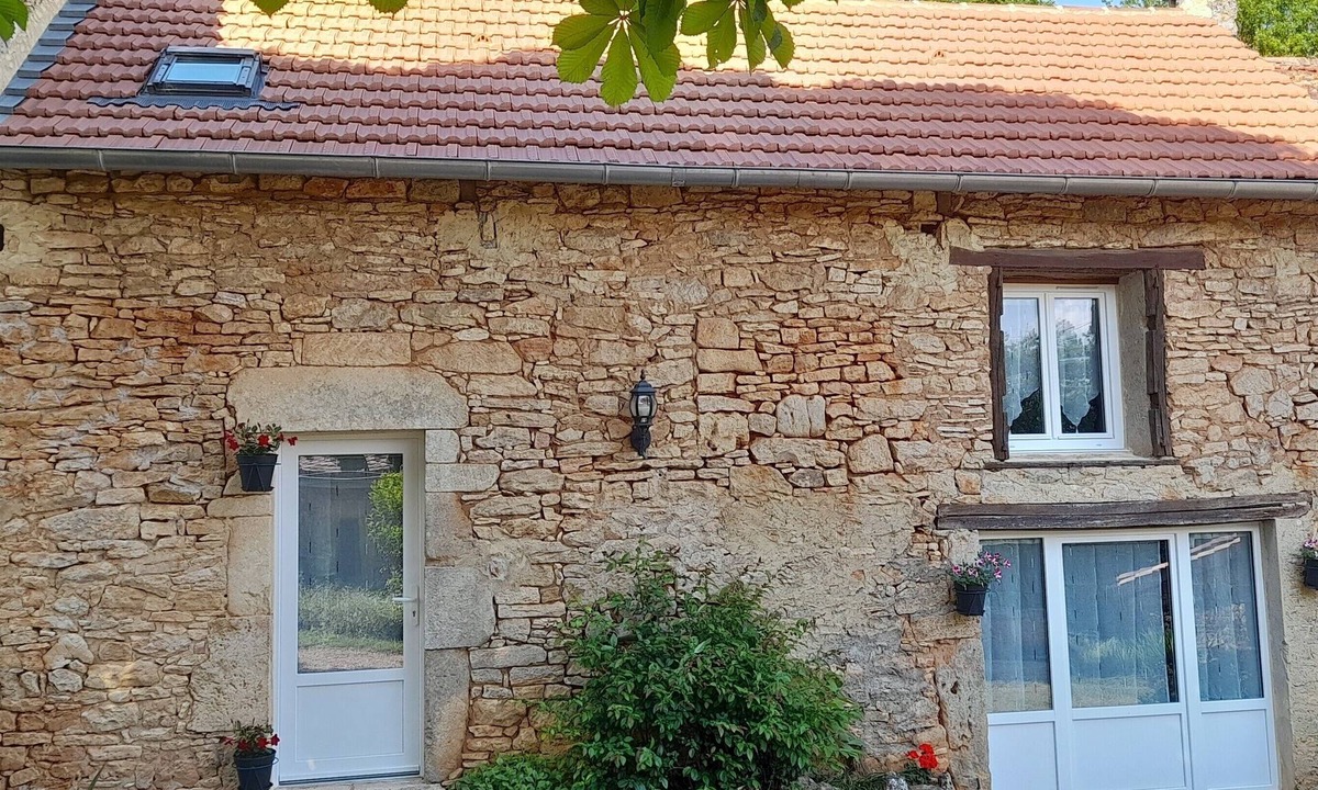 Marminiac House | Quiet oak cottage in wooded surroundings with shared swimming pool.