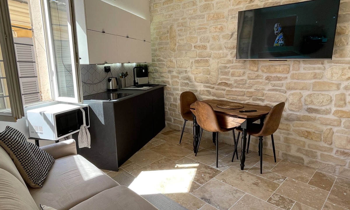 Antibes Old Town Condo | Renovated apartment for 3 in the heart of old Antibes