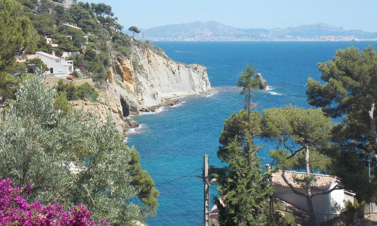 Niolon House | Renovated Calanques La Vesse Cottage with Mountain View, Wi-Fi, and Air Conditioning