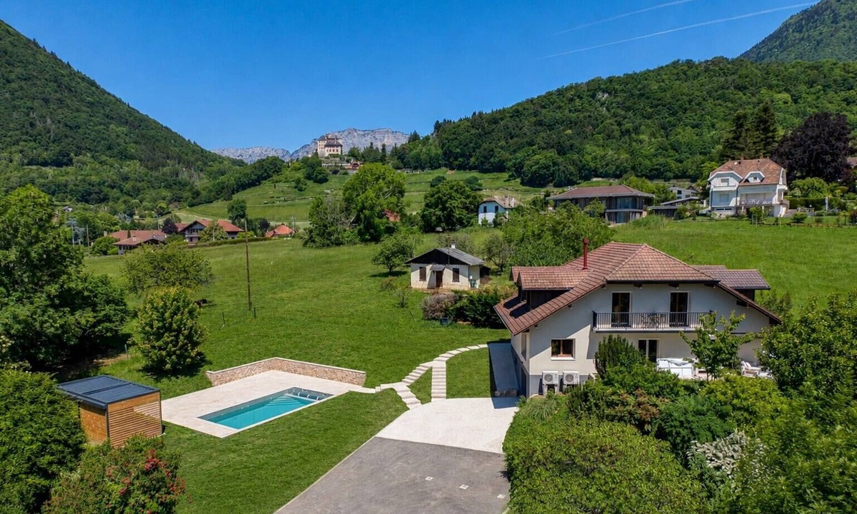 Menthon-Saint-Bernard House | 🏡 Renovated family villa with swimming pool, private garden, lake view & view of Menthon Castle and the surrounding mountains 🏔️
