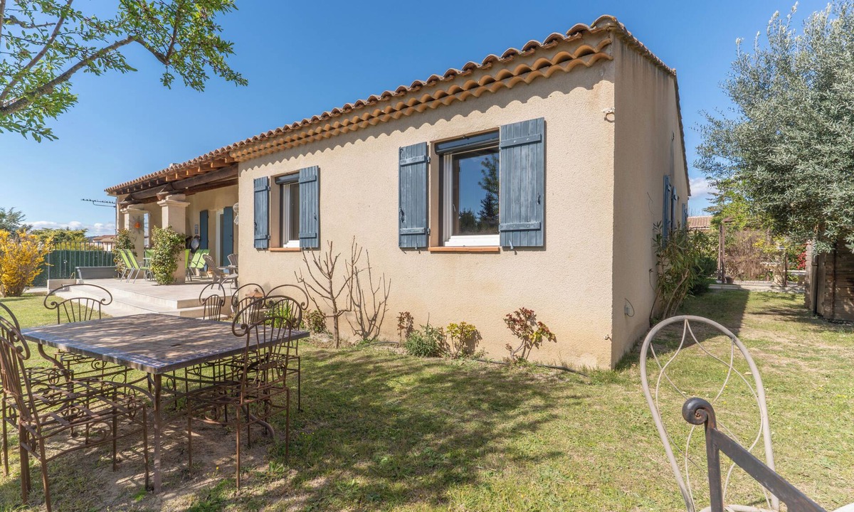 Pertuis Villa | Riad Provençale, with swimming pool, near a village located between sea and mountains.