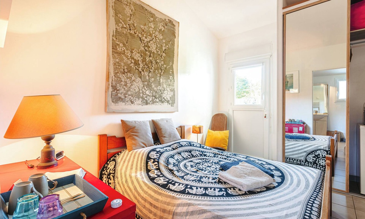 Le Chateau-d'Oleron Apartment | Room with Private Bathroom near the Beaches of Oléron Island
