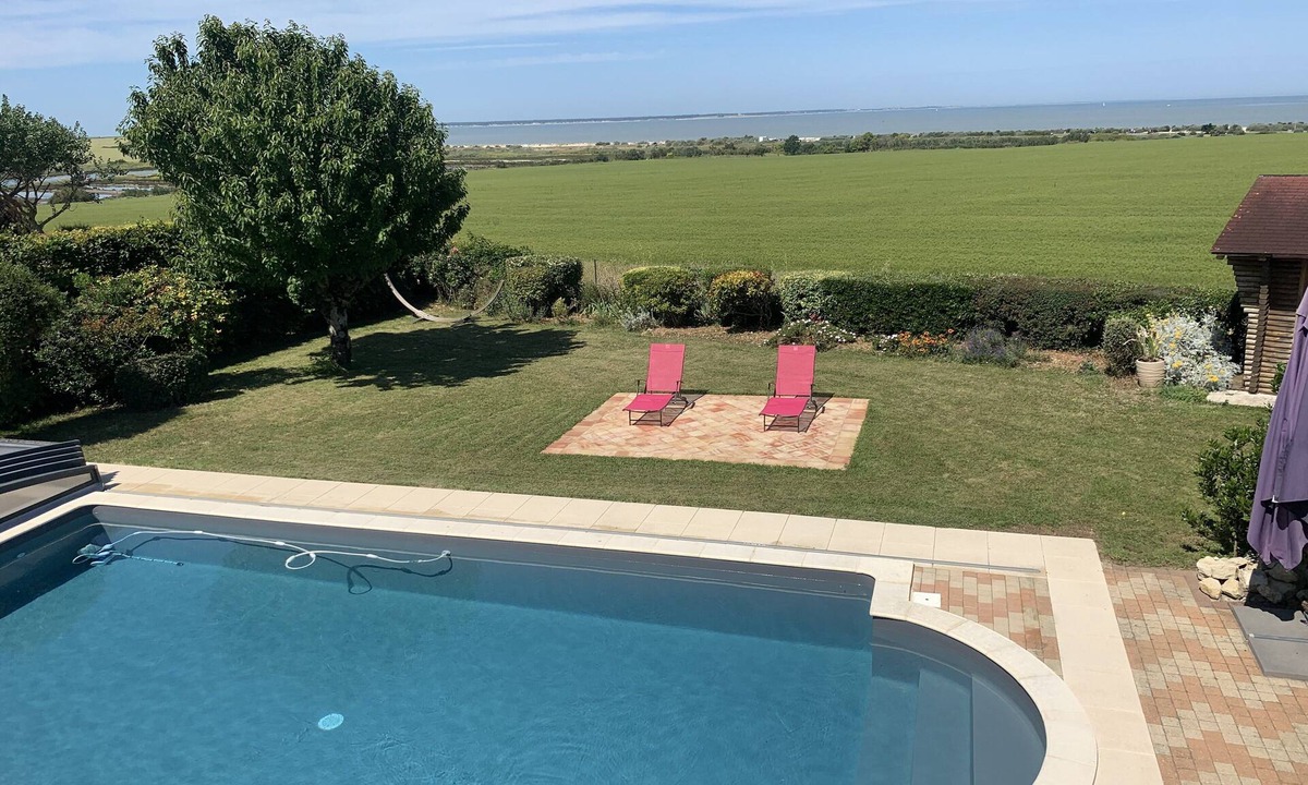 LHoumeau House | Sea la vie House in l'Houmeau with uninterrupted sea view facing l'ile de Re