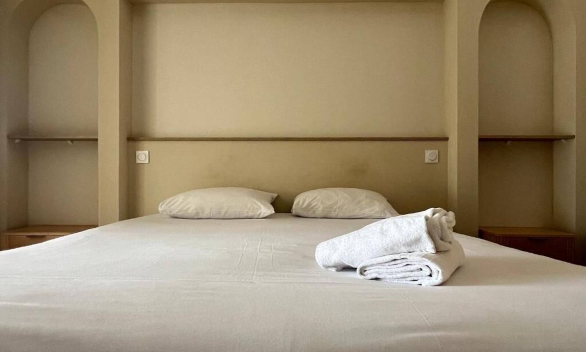 Sanary-sur-Mer Hotel | Seaside Getaway for Families Near Harbor Walks and Beachfront Fun
