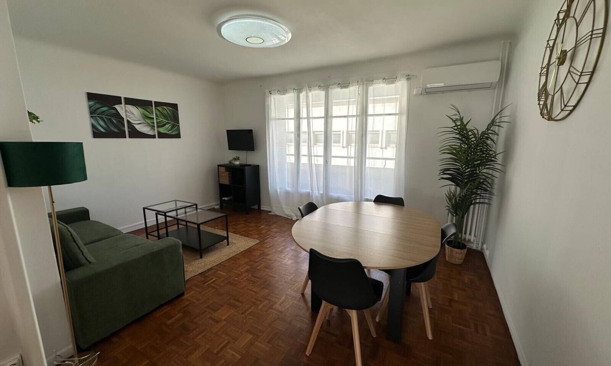 Lodi Apartment | “Spacious 6-Person Apartment” with Balcony, Wi-Fi, and Air Conditioning