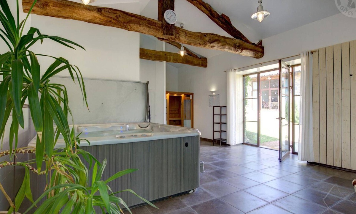 Saint-Just-la-Pendue Cottage | Spacious countryside home with jacuzzi, sauna and outdoor games