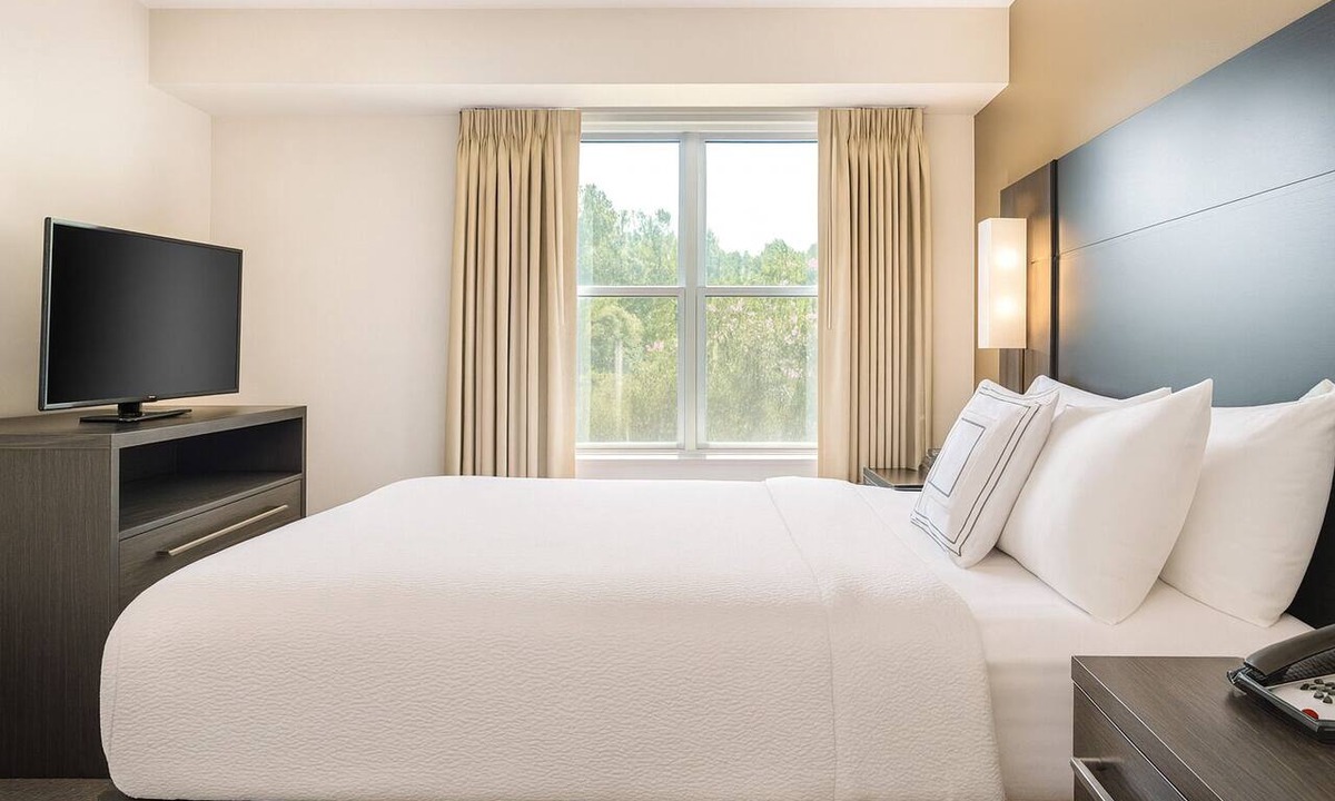 Cary Hotel | Spacious Good-Value Accommodation! Full Kitchen, Free Breakfast, Swimming Pool!
