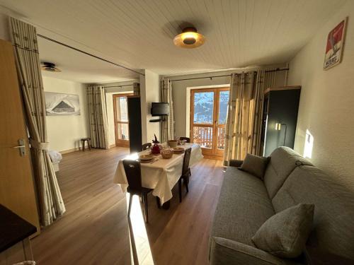 Meribel Apartment | Studio à Méribel, proche pistes et commerces, balcon - FR-1-180-553