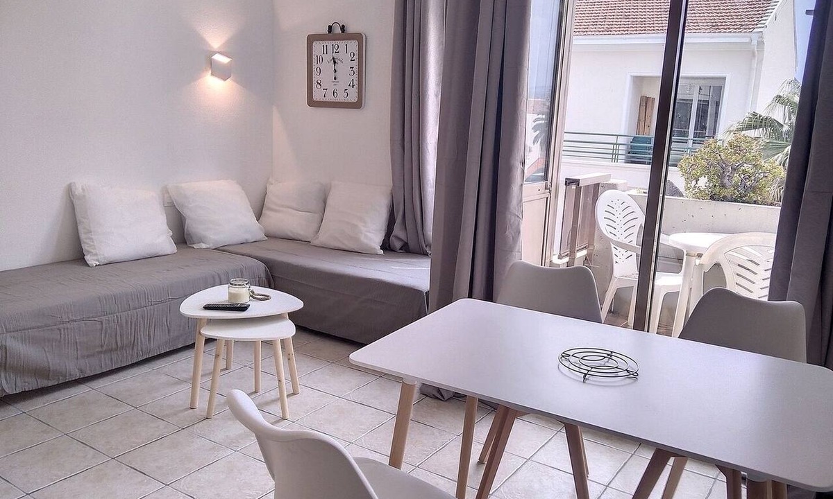 Juan-les-Pins Apartment | Studio 502 Bord de mer Résidence Graziella
