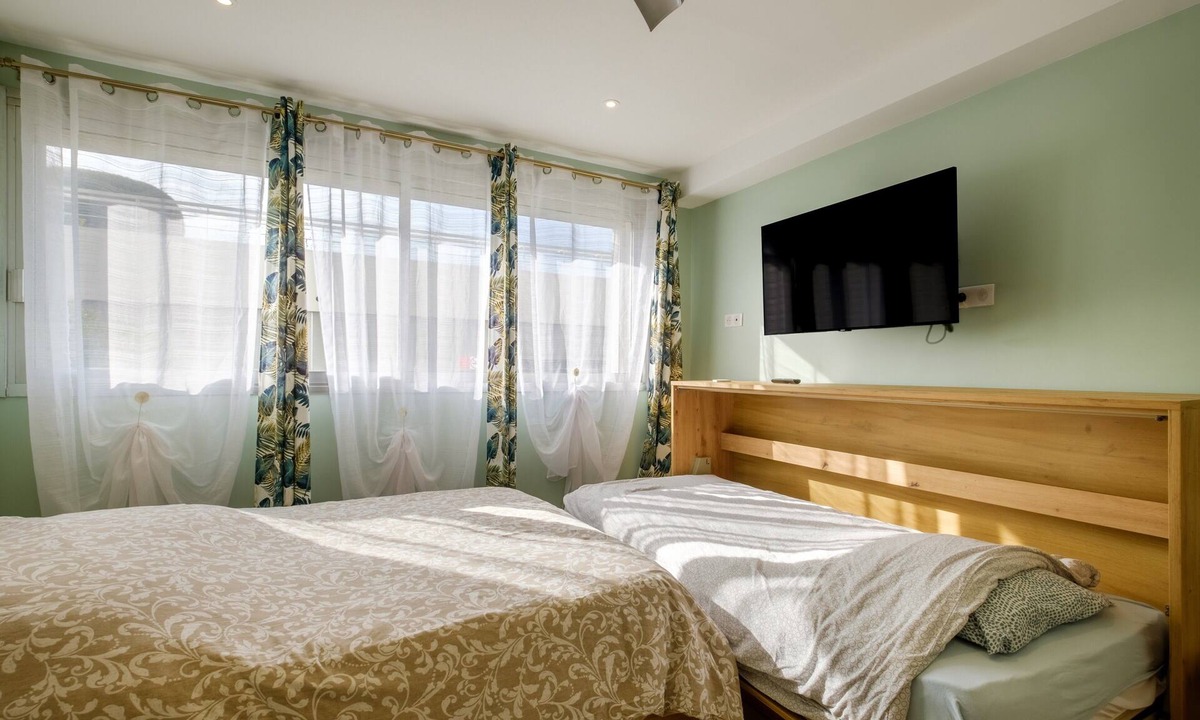 Villeneuve Loubet Beach Apartment | Studio Apartment '2 Lits' with Wi-Fi and Air Conditioning