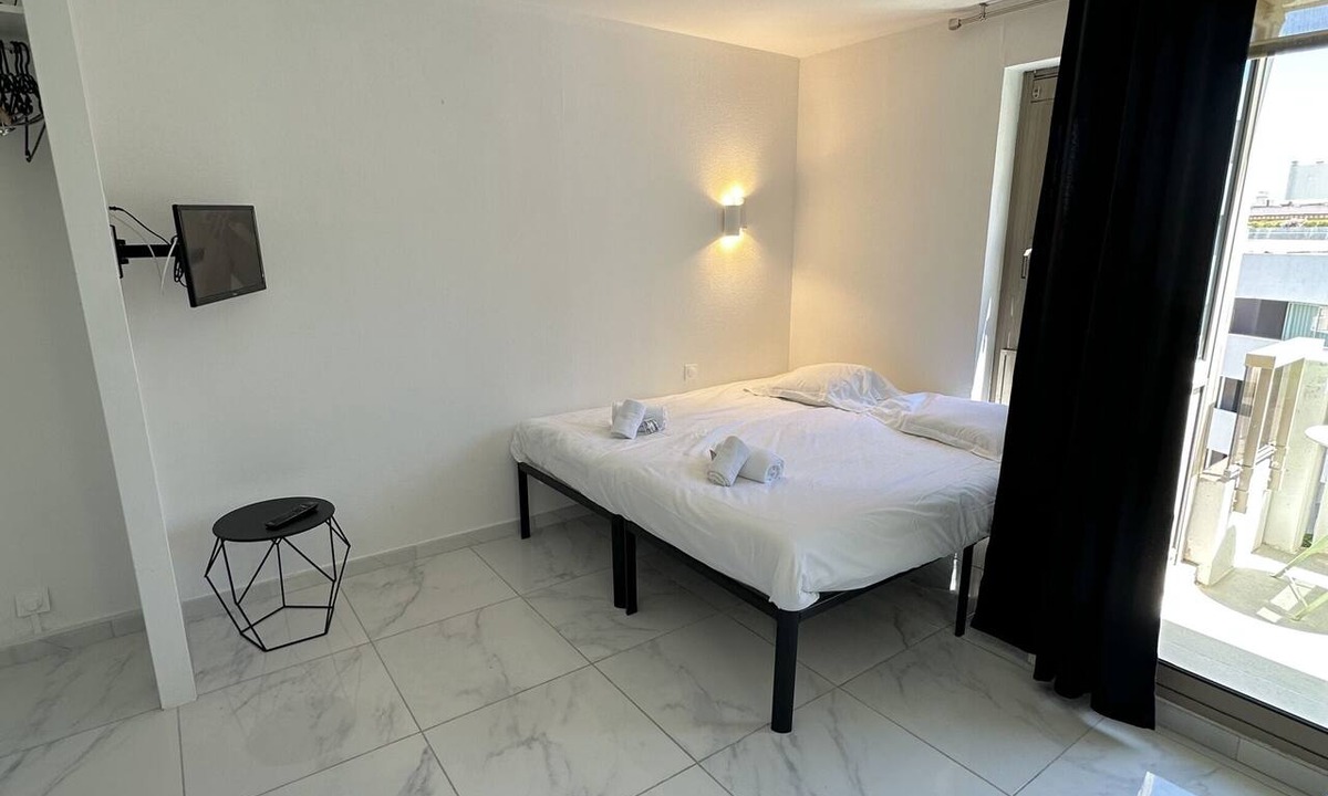 Juan-les-Pins Apartment | Studio-City-604-Wet room-Garden view