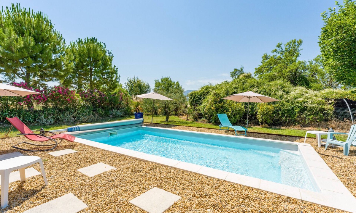 Cabrieres-d'Avignon Apartment | Studio "Gîte le Petit Luberon - Coquelicot" with Mountain View, Wi-Fi, and Air Conditioning