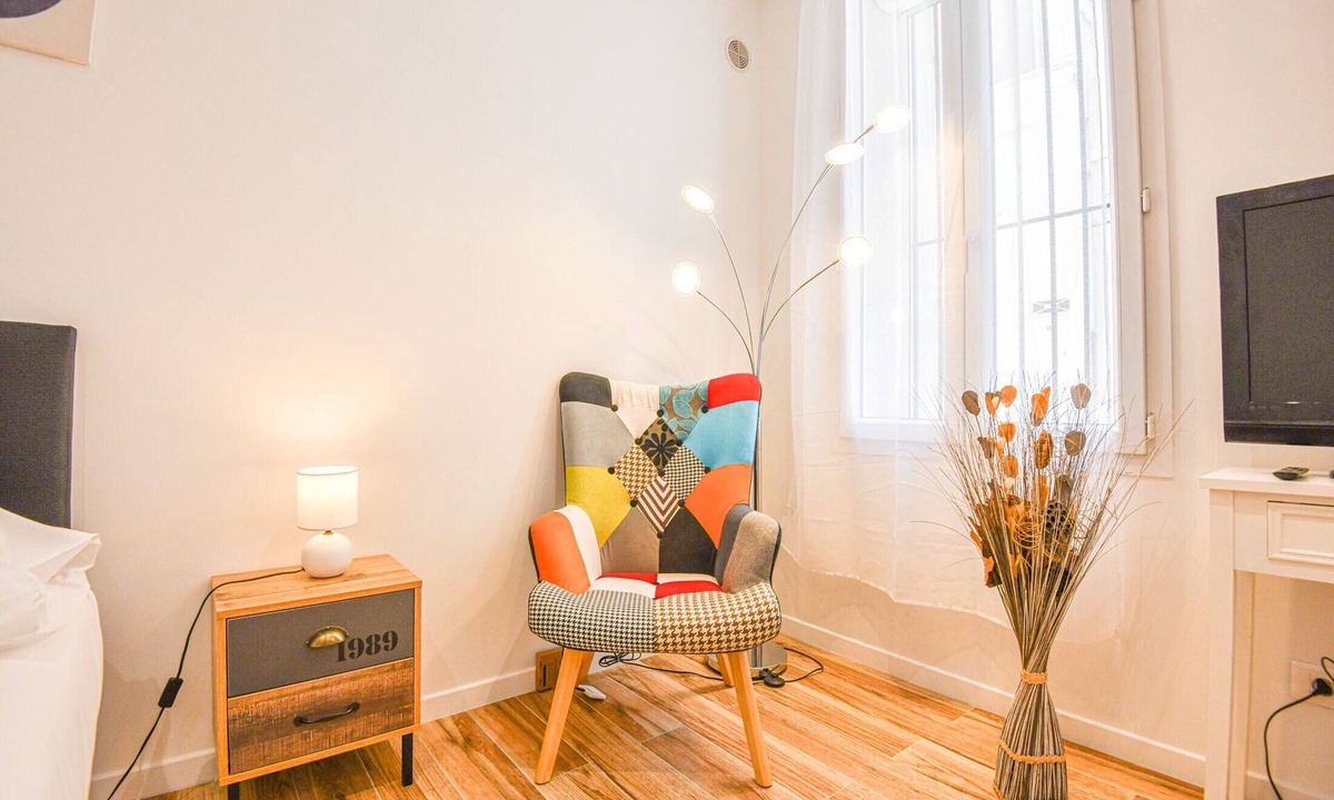 Baille Apartment | Studio neuf avec A/C proche Castellane et métro