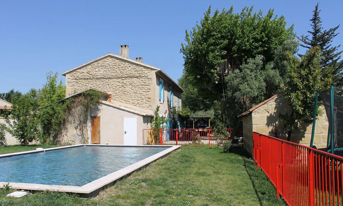 Salon-de-Provence Apartment | Studio with swimming pool (5X10), trampoline, bowling green, gas hob