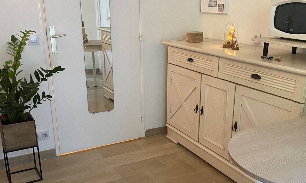 Carnot Apartment | STUDIO WITH TERRACE OF 40M ² IN RESIDENCE SECURISEE