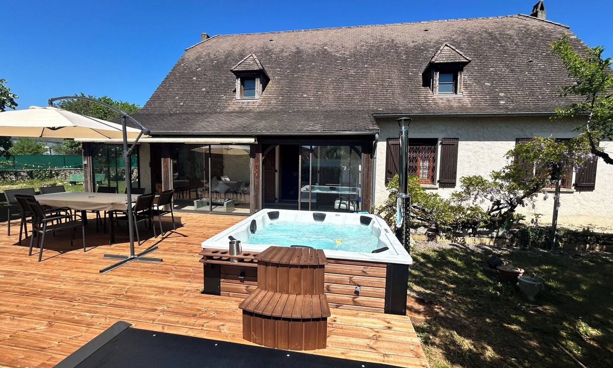 Martel Villa | Stunning 4 bed villa, sleeps 8, in the heart of medieval Martel - LARGE JACUZZI