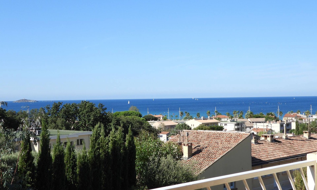Six-Fours-les-Plages Apartment | Stunning ocean view of Sanary Bay, 73 m², quiet, terrace, EVERYTHING WITHIN WALKING DISTANCE. Rated *