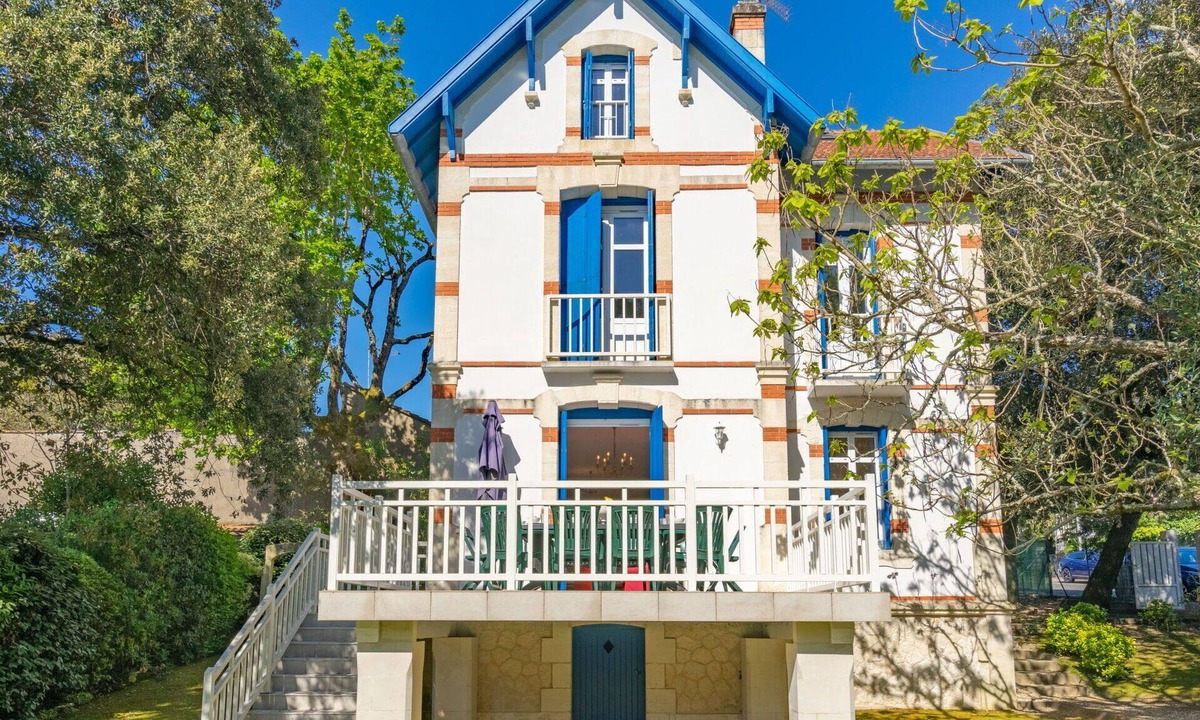 Saint-Palais-sur-Mer House | Stunning private villa for 10 people with WIFI, TV and terrace