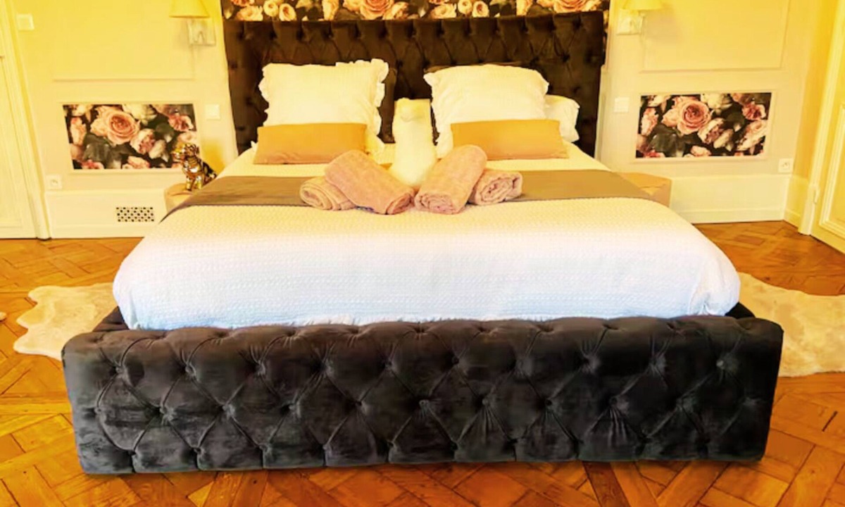 Varennes-Vauzelles House | Suite Boudoir aux Roses - Charming castle with pool & spa