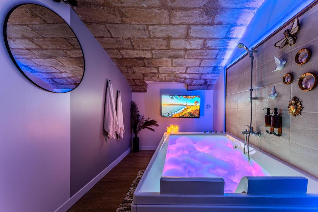 Saint-Michel - Nansouty - Saint-Genes Apartment | Suite d'Exception sous Voûtes avec Spa & Cinéma