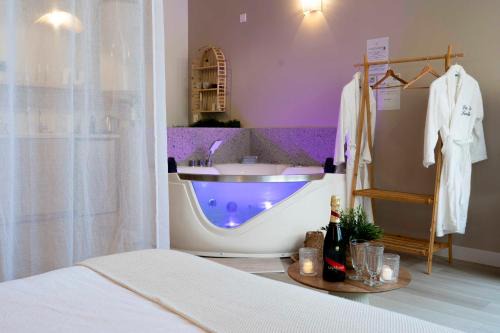 Nemours Apartment | Suite sensuelle balnéothérapie, fauteuil tantra et jardin