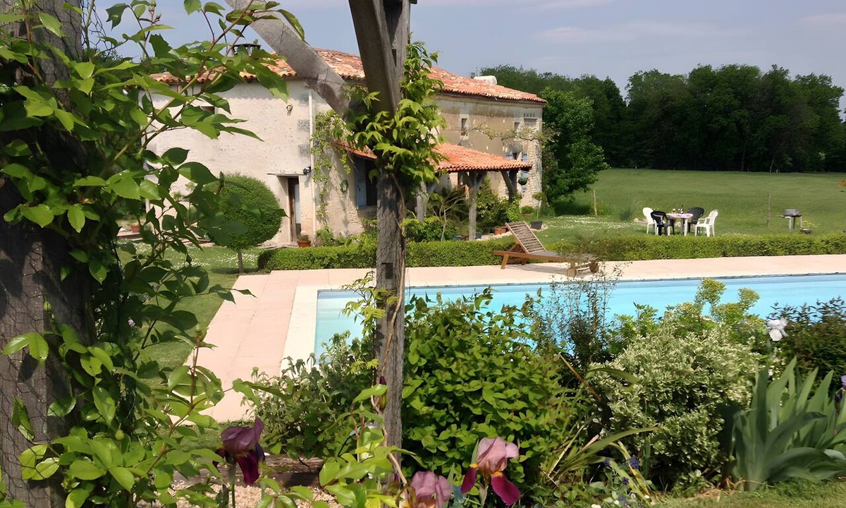 Saint-Quentin-de-Chalais House | Superb Traditional Country House, Peaceful Setting, Near Amenities, with Pool