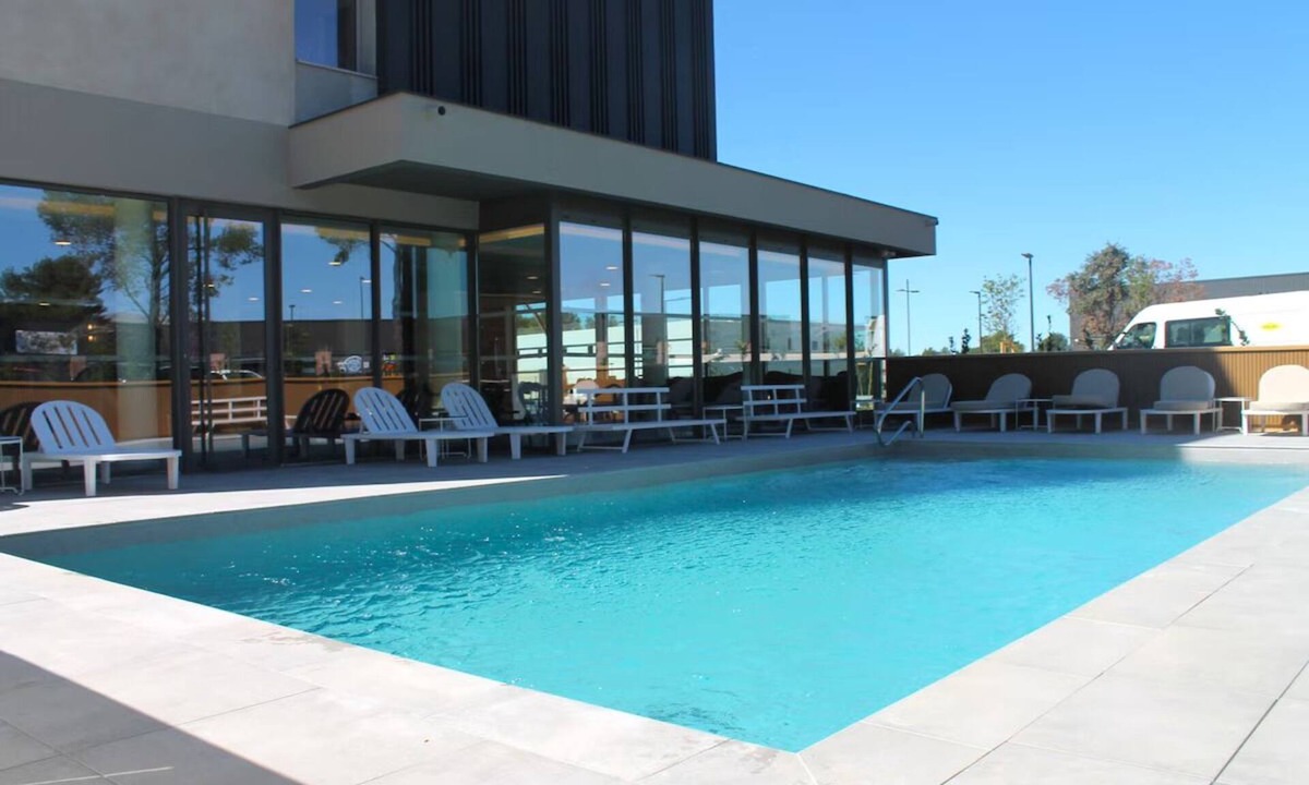 Signes Hotel | Superior Room w/Secure Parking Near Xtrem Park Attractions