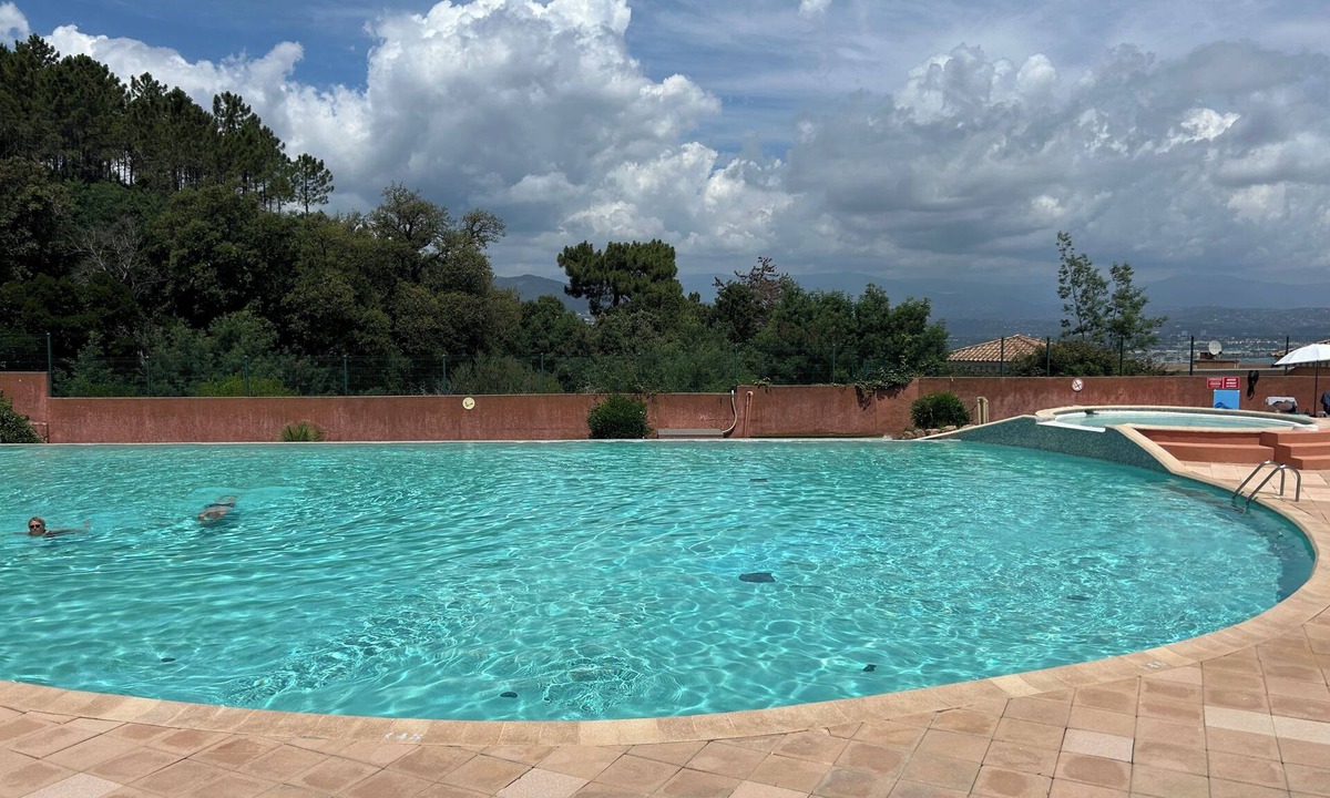 Theoule-Superieur Apartment | Swimming pool, close to the beaches, and air-conditioned.